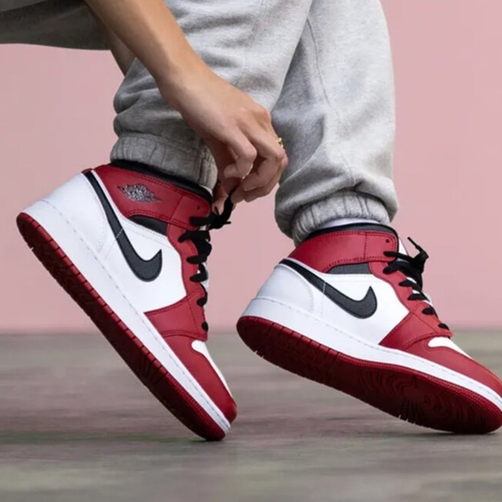 Nike❤️Air Jordan 1 Mid GS 'Chicago' (White Heel)-554725 173-Size: 7Y/7/8.5 - EUC